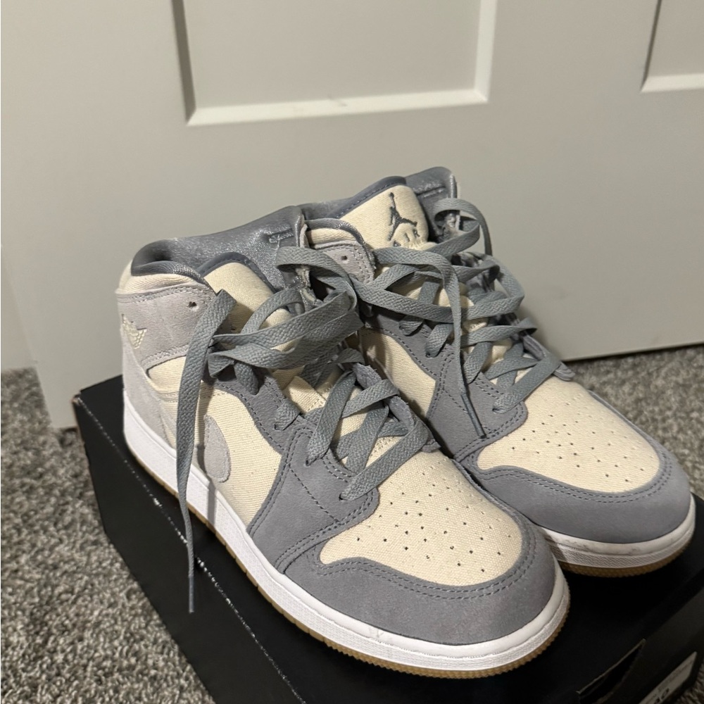 Air Jordan 1 mid SE GS 6.5 Y Gently used, Coconut milk color